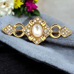 Monet Bar Pin Gold Tone Simulated Pearls Crystals Classic Chic Brooch 9A
